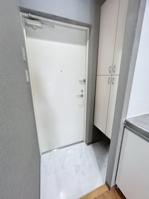 【玄関】 | P’sプレイス東仲町 | ※同タイプ、別部屋写真使用。