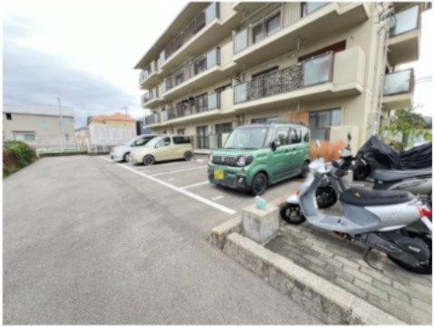 尾勝山ハイツの駐車場