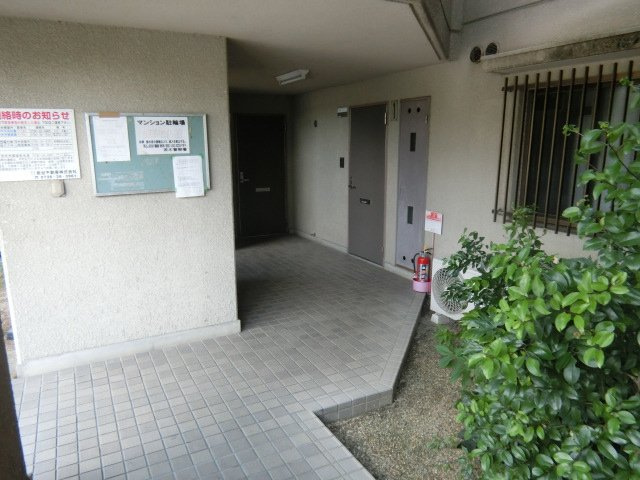 尾勝山ハイツのエントランス