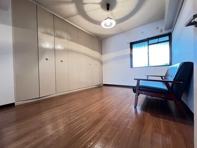 尾勝山ハイツの洋室