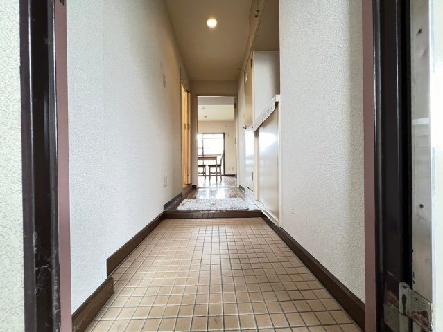 尾勝山ハイツの玄関