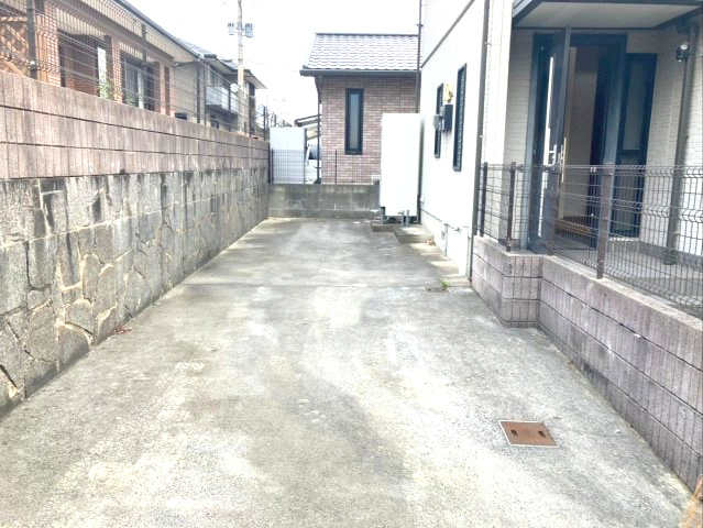 飯塚市大日寺　中古戸建の駐車場|駐車場は２台縦列駐車できます！洗車などに便利な外水栓付きです！