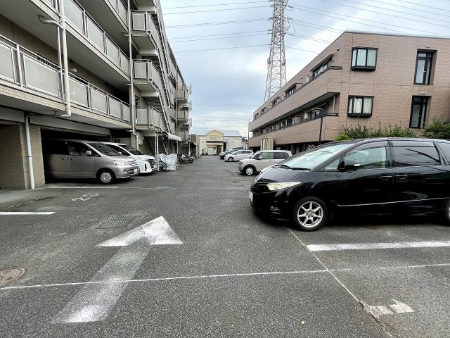 幕張本郷パレスェードの駐車場