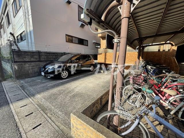 ニューエイト本郷第５の駐車場