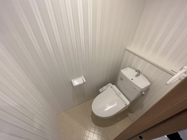 温水洗浄便座機能付きのトイレです♪