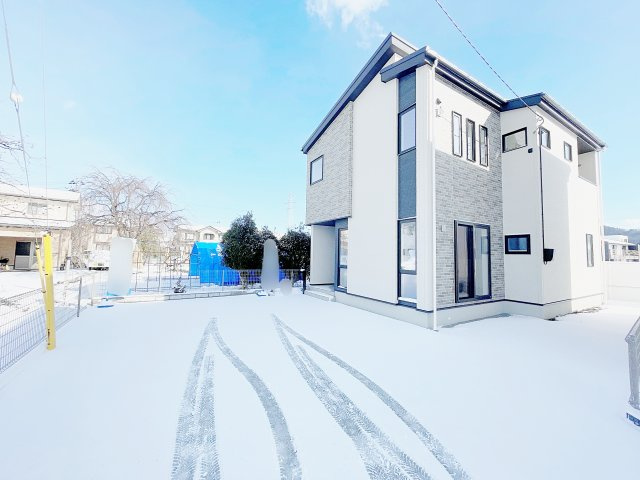 泉字上谷地　新築オール電化住宅の駐車場