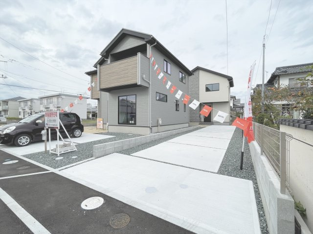 福島市八木田１期　Erde-エルデ-　全２棟の外観|敷地延長部分をつかった縦列駐車とはなりますが、間口も広くとめにくさは感じられません♪