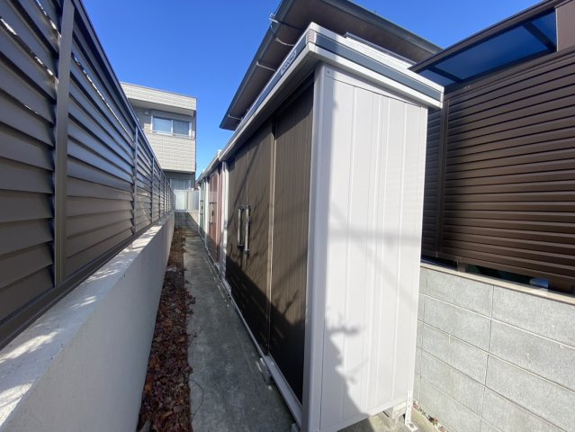 RESIDENCE　CEEDS　Ⅰの外観|南側通路部分には貸倉庫が３つあります！