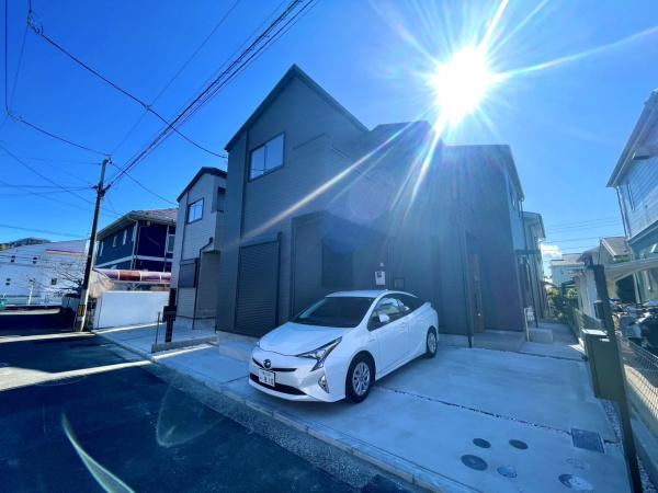 横浜市戸塚区品濃町の新築一戸建の外観|同仕様物件もご案内をさせて頂きます。
お車でご自宅まで送迎承ります。