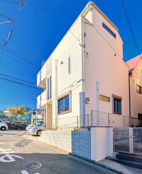 横浜市港南区港南２丁目の新築一戸建の前面道路含む現地写真|広々とした前面道路！
駐車も楽に行えます。