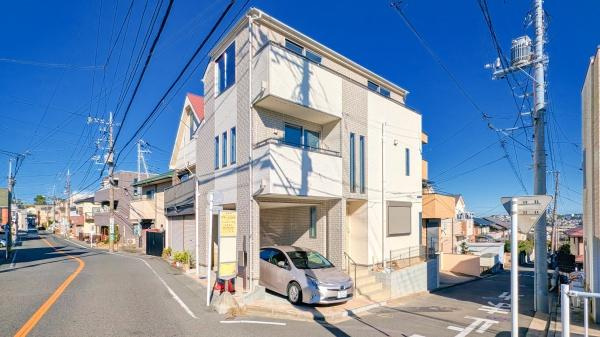 横浜市港南区港南２丁目の新築一戸建の外観|堂々と完成しました！いつでもご案内可能です！
お車でご自宅まで送迎承ります。