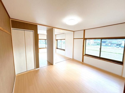 【洋室】 | 倉吉市天神町　戸建て | 【リフォーム済】2階約4.5帖洋室は、西側洋室と繋げて約13帖洋室にリフォームしました。お子様にお部屋をプレゼントできますね。
