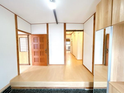 【玄関】 | 倉吉市天神町　戸建て | 【リフォーム済】玄関内部です。フローリングの重張り、壁・天井のクロス張替えを行いました。広々とした玄関で開放感があります。