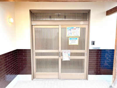 【玄関】 | 倉吉市天神町　戸建て | 【リフォーム済】玄関外観です。クリーニング、照明の交換を行いました。鍵交換も行いましたので、次に住まわれる方も安心ですね。