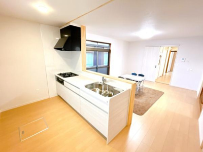 【居間・リビング】 | 倉吉市天神町　戸建て | 【リフォーム済】LDKです。リビングで遊ぶお子様を見守れる対面キッチンに仕上げました。壁・天井のクロス張替え、床のフローリング張替えを行っています。