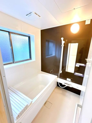 【浴室】 | 倉吉市天神町　戸建て | 【リフォーム済】ユニットバスは新品に交換しました。1坪サイズの広々とした浴槽で、疲れをゆっくり癒すことができますね。