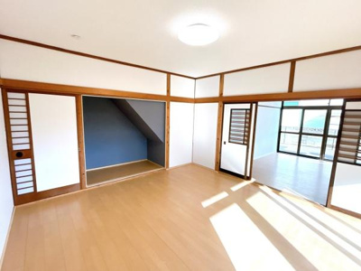 【洋室】 | 倉吉市天神町　戸建て | 【リフォーム済】1階約8帖和室は、どなたでも使いやすいよう9帖洋室に変更しました。壁・天井のクロス張替え、フローリングの張替えを行っています。