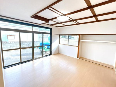 【洋室】 | 倉吉市天神町　戸建て | 【リフォーム済】1階約8帖洋室です。フローリングの重張り、壁・天井のクロス張替えを行いました。