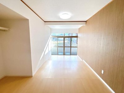 【洋室】 | 倉吉市天神町　戸建て | 【リフォーム済】1階約6帖和室は、約8帖洋室にリフォームしました。LDKの真横に位置しているため、ご家族皆様でおくつろぎ頂けます。