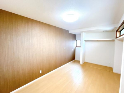 【洋室】 | 倉吉市天神町　戸建て | 【リフォーム済】1階西側約8帖洋室です。壁・天井のクロス張替え、フローリングの張替えを行いました。枕棚を設置しましたので、帽子やバッグ等もたくさん置けますね。