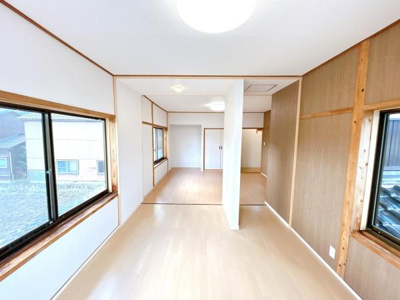 【洋室】 | 倉吉市天神町　戸建て | 【リフォーム済】2階約6帖洋室は、東側洋室と繋げて約13帖洋室にリフォームしました。壁・天井のクロス張替え、フローリングの張替えを行っています。