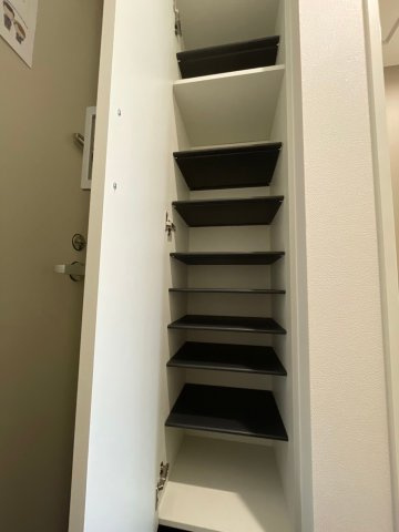 REGIES清荒神Ⅰの収納|シューズボックス付きの玄関です