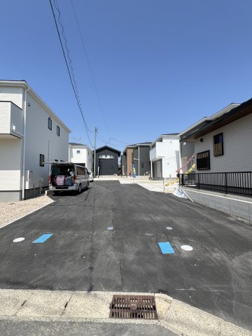高浜市向山町5丁目第6　1号棟の前面道路含む現地写真