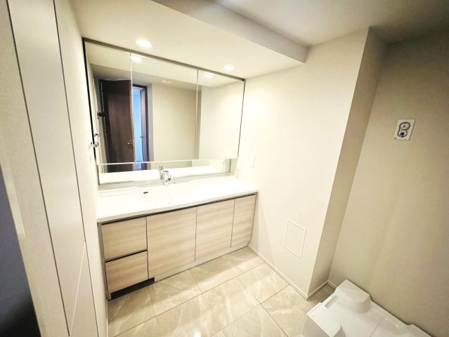 Brillia Tower箕面船場　TOP OF THE HILLの洗面所|広い洗面スペース