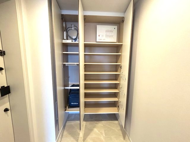 Brillia Tower箕面船場　TOP OF THE HILLの玄関|玄関収納スペースです