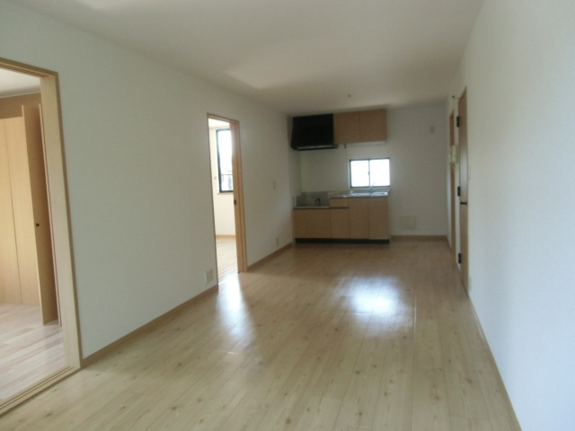 グレイス戸坂　B棟の居間・リビング|こちらのリビングで趣味の時間をお楽しみください