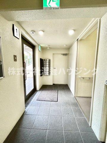 ロイヤルコート千里山のエントランス