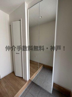 【玄関】 | 神戸市垂水区馬場通　新築戸建　仲介手数料無料！ | 落ち着いた玄関です