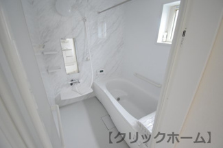 【キッチン】 | 呉市焼山中央5丁目【太陽光発電設置】全2区画　NO1 | ゆったりした浴槽は、足を伸ばしてゆったり湯船につかることができます。
浴室暖房換気乾燥機付きで雨や夜のお洗濯に大活躍です♪