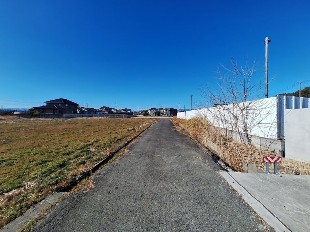 高崎市元島名町売土地 ③号地の前面道路含む現地写真
