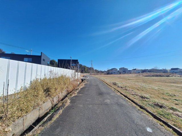 高崎市元島名町売土地 ③号地の前面道路含む現地写真