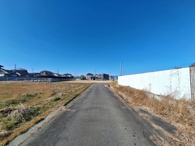 高崎市元島名町売土地 ③号地の前面道路含む現地写真