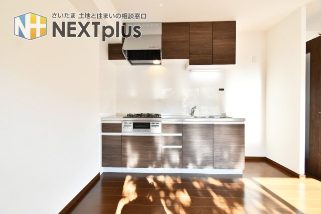 ライオンズマンション桶川のキッチン|壁付けキッチンですので、後ろも広くお料理中も動きやすいのが特徴時です！冷蔵庫もシンク脇に置くスペースがありますので、デッドスペースを減らせる工夫がされております(^^)/