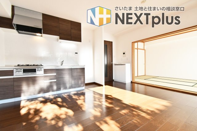 ライオンズマンション桶川の居間・リビング|LDK10.6帖：ローテーブルとソファーを設置すると、室内の圧迫感も感じにくいので、より広く見せる事ができます。リビング入り口には収納ボックス付きですので、ちょっとしたものを収納するのに便利です！