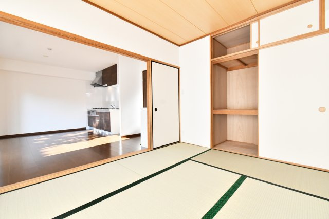 ライオンズマンション桶川の和室|和室6帖：天袋付きですので、上までしっかり空間を活用して収納する事ができます。また、押入タイプですので、布団や季節物などたくさん収納できるのも魅力。襖を開けるとリビングと繋がり16帖の広さになります!