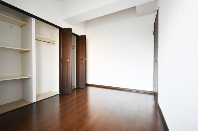 ライオンズマンション桶川の洋室|洋室5.0帖:壁一面分クローゼットになっておりますので、ご夫婦のお持物もしっかり収納出来ます。可動式のラックやハンガーパイプなど様々な収納タイプですので、用途に合わせて使えます♪