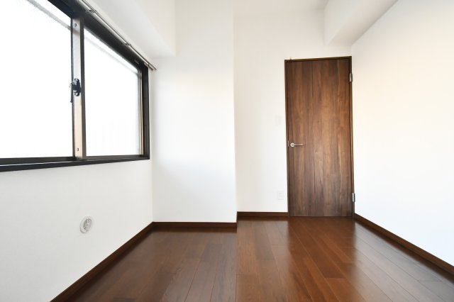 ライオンズマンション桶川の洋室|洋室4.7帖:一番高い天井部分は265㎝、梁部分でも215㎝と圧迫感を感じにくいお部屋となっております。リモート部屋やお子様の一人部屋など様々な用途でご使用いただけます。
