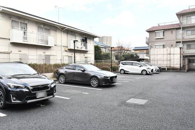 ライオンズマンション桶川の駐車場|難しいイメージの住宅ローンは経験スタッフが丁寧にお手伝いしますのでご安心下さい♪「家を買って終わり」ではなく、「買ってからがスタート」と考え、一人ひとりにあった資金計画やプランをご提案致します！