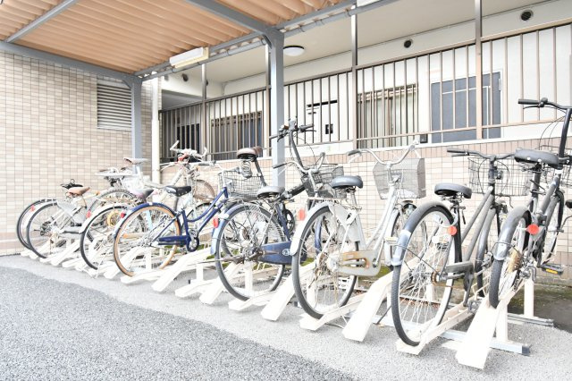 ライオンズマンション桶川の駐輪場|私共は、強引なセールスは致しません。『今買えるから大丈夫』ではなく、『買った後の本当の幸せは何か』を考えた上でのご提案を徹底しております。どうぞお気軽にご連絡下さいませ。