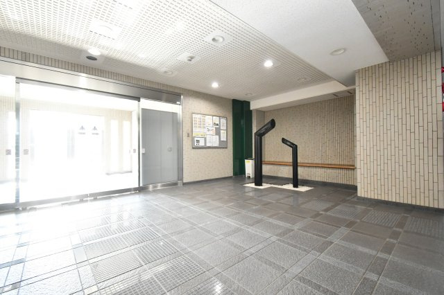 ライオンズマンション桶川のロビー|『物件を今日見てみたい』といった当日のご案内、同条件などの物件、他社様掲載物件もご紹介可能！一日でまとめて内覧したい方、ぜひ当社までお問い合わせ下さい☆彡スタッフ一同皆様のご連絡お待ちしております！