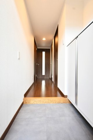 ライオンズマンション桶川の玄関|白を基調とした玄関。明るく広く見せる工夫が施されております♪【即日OK】当日のご連絡・現地集合・来店希望など、お客様に合わせご案内可能です！お問合せお待ちしております☆