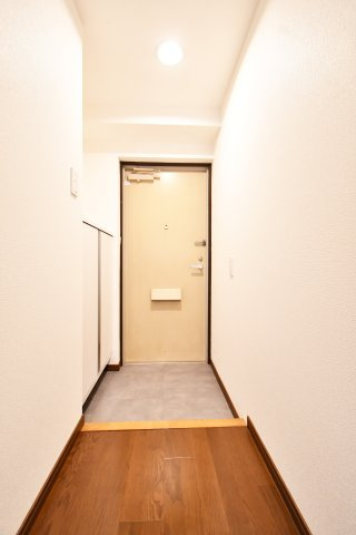 ライオンズマンション桶川の玄関|シューズボックスは上下セパレートタイプですので、季節物で上下に分けて収納する事ができます。また間のスペースには鍵を置くスペースにする事で、外出前に鍵を探すなど慌ただしさが軽減されるのでおすすめです♪