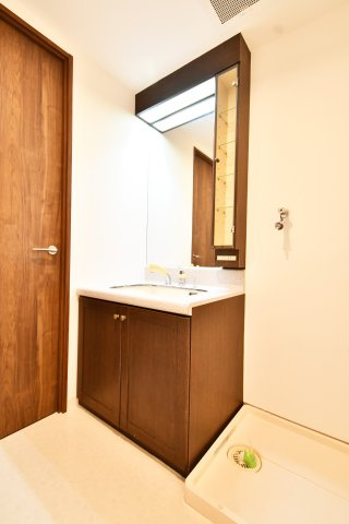 ライオンズマンション桶川の洗面所|洗面化粧台：収納たっぷり☆コップや歯ブラシ、ドライヤーなど、ごちゃごちゃしやすい物もスマートに収納出来ます！シャワー付きなので忙しい朝もささっと朝シャンできます♪