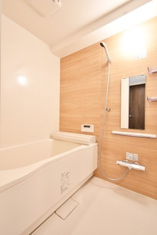 ライオンズマンション桶川の浴室|シックで上品さを感じるバスルームはまるでホテルのような仕上がり☆日常から解放できる癒しの空間となります♪木目がアクセントになっております(^^)新品交換済みですのでご入居後から気持ちよく入浴頂けます♪
