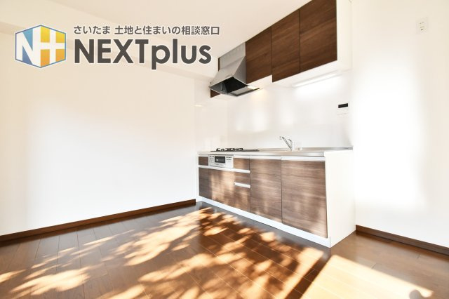 ライオンズマンション桶川のキッチン|ブラウン基調の吊戸棚付システムキッチンです☆彡上にも下にもたくさん収納出来ますので、別途で食器棚がなくてもたくさん収納する事ができます！ライトもありますので、お料理中の手元もしっかり照らしてくれます♪