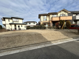 【前面道路含む現地写真】 | 会話が弾むリビング、料理が愉しくなるキッチン、明日への活力を養うベッドルーム。家はただ生活する場ではなく、暮らしを愉しく、快適にする場所。四季を通じて自然と触れ合えるスポットが周辺には盛りだくさん！！